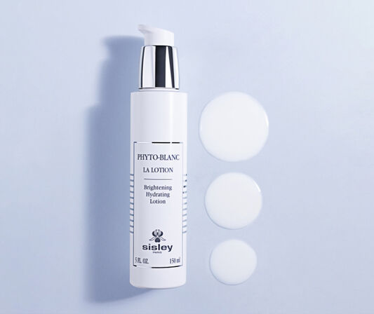 A PHYTO-BLANC LA LOTION BRIGHTENING HYDRATING LOTION é um passo essencial para preparar a pele e torná-la mais receptiva aos benefícios dos produtos no ritual.